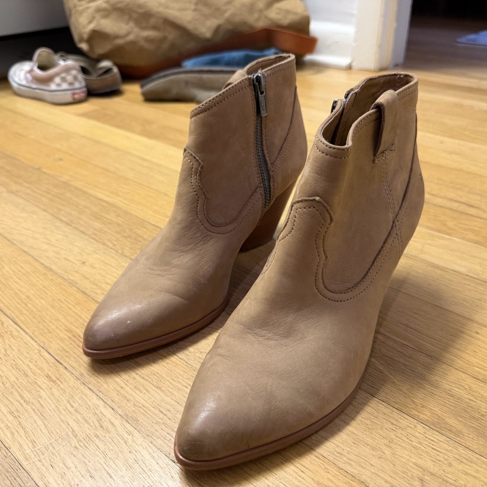 FRYE AND CO. Classic Brown Ankle Boots